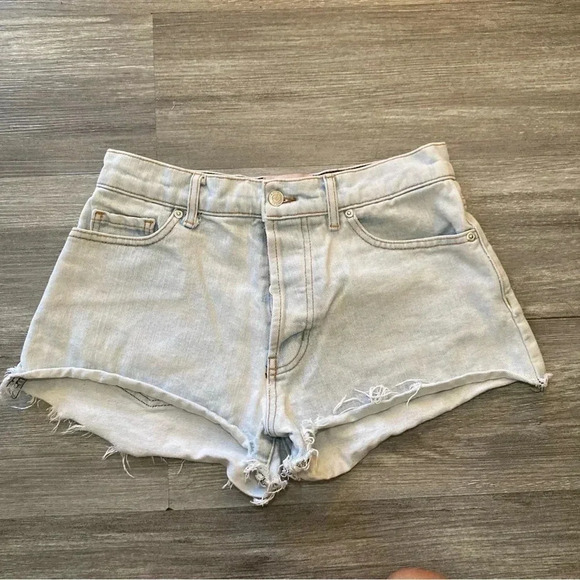 Revice Women’s Jean‎ Short Button Fly Light Wash Size 27 Raw Hem 2”inseam - Picture 1 of 11